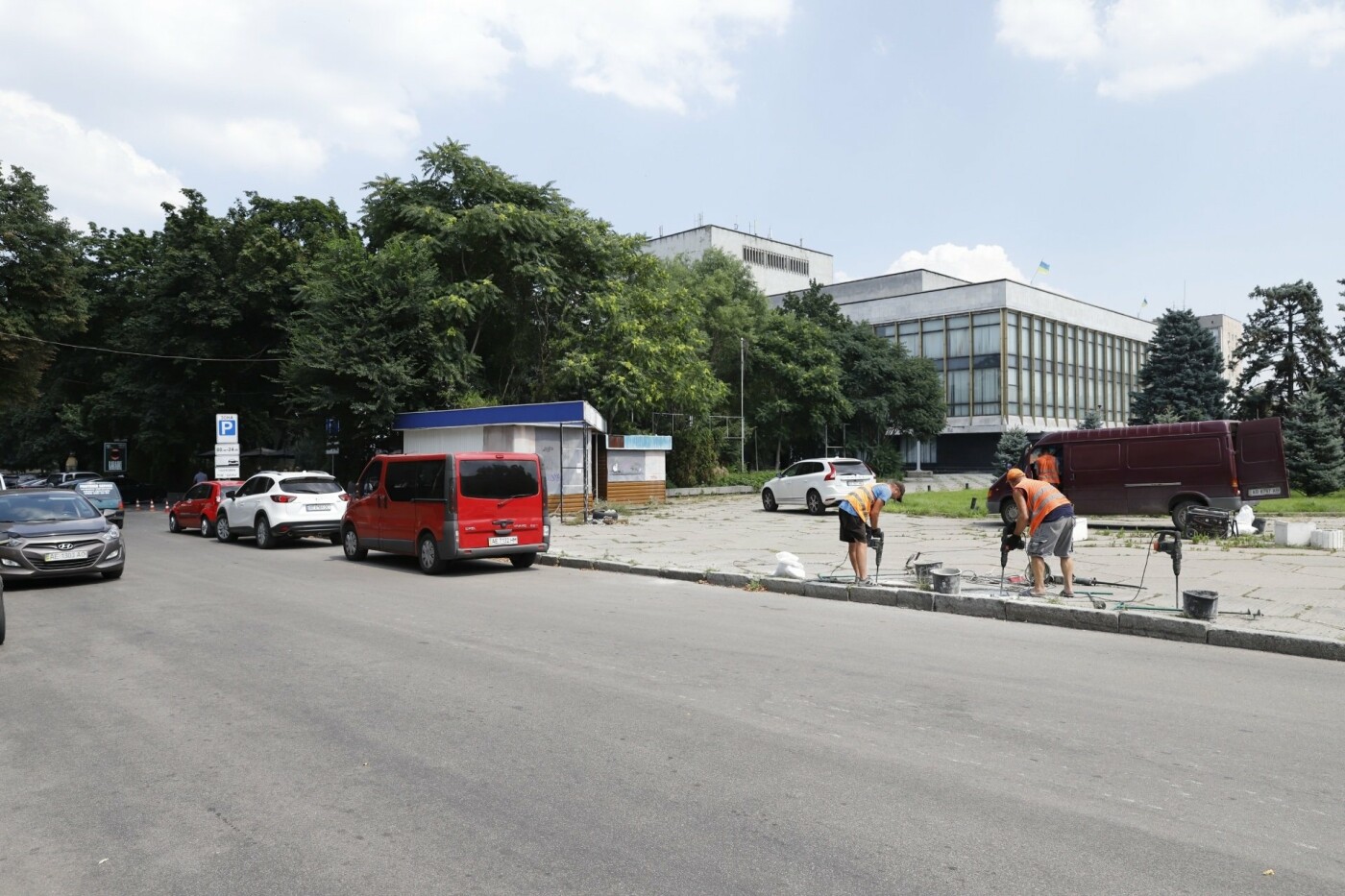 В Днепре активно взялись за установку антипарковочных столбиков, фото-1