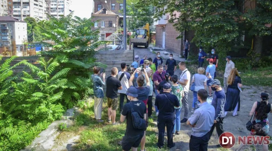 Жильцы стали против мужчин с ломами: в Днепре организовали снос пристройки , фото-1