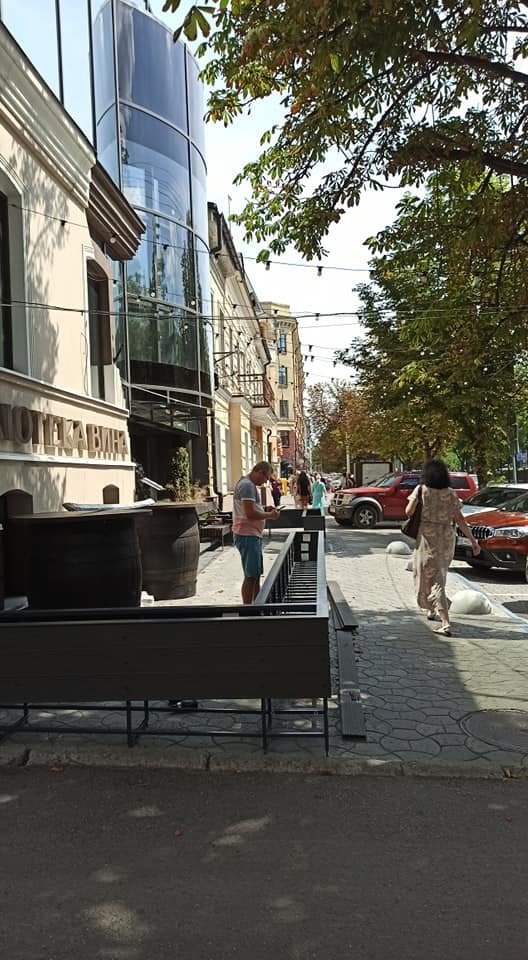 Ходите ровно и не падайте: в центре Днепра винный магазин сделал летник на тротуаре, - ФОТО, фото-3