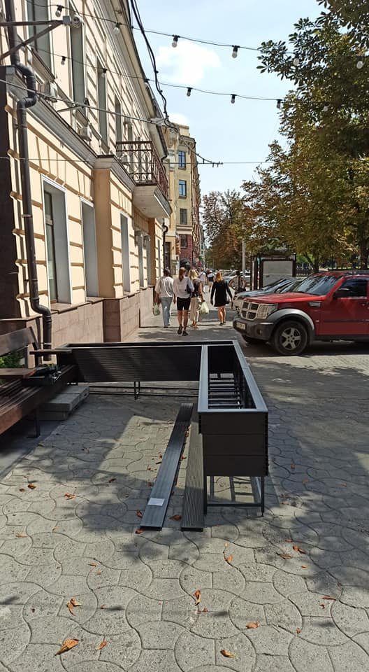 Ходите ровно и не падайте: в центре Днепра винный магазин сделал летник на тротуаре, - ФОТО, фото-4