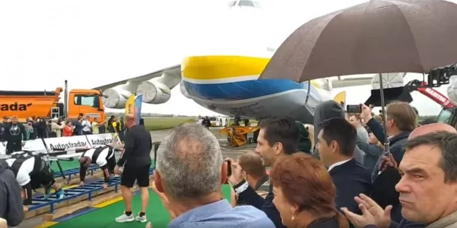 Днепрянин и еще семь сильнейших украинцев тянули самый большой в истории авиации самолет, - ФОТО, ВИДЕО , фото-1