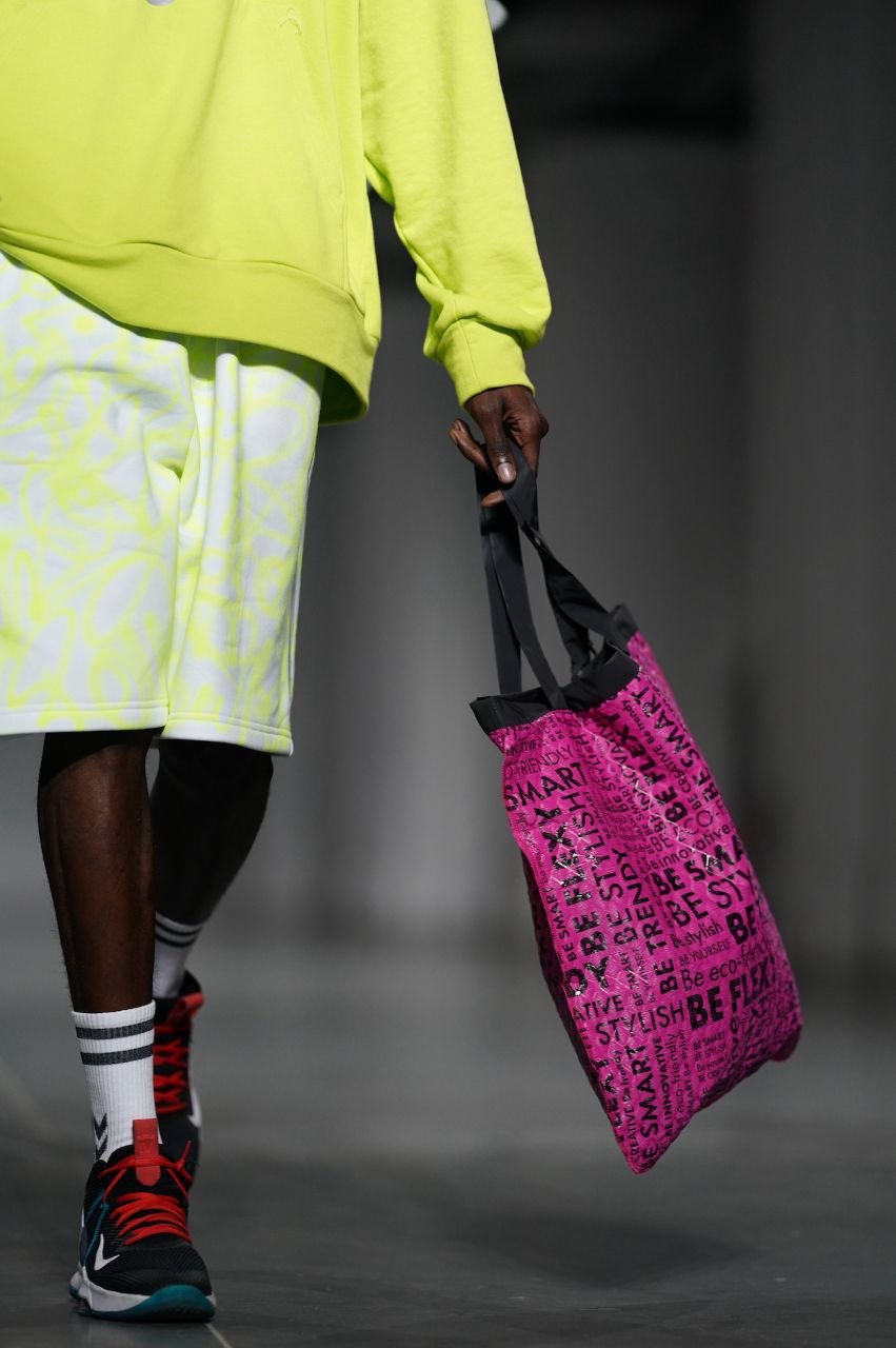  ​​На Ukrainian Fashion Week представили коллекцию сумок с переработанного полиэтилена из Днепра, - ФОТО, фото-1