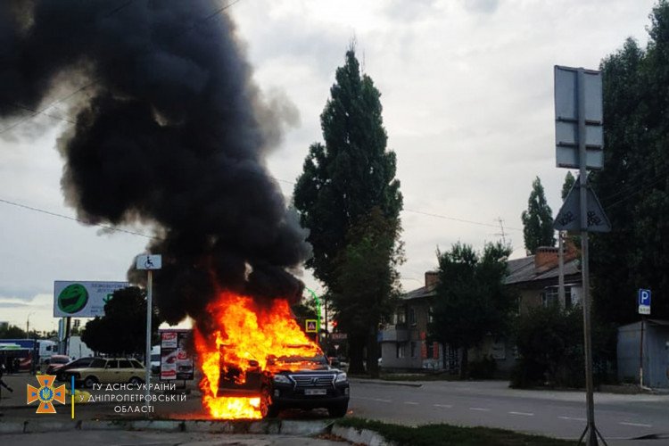 На Днепропетровщине во время движения по городу вспыхнул Lexus, - ФОТО, фото-2