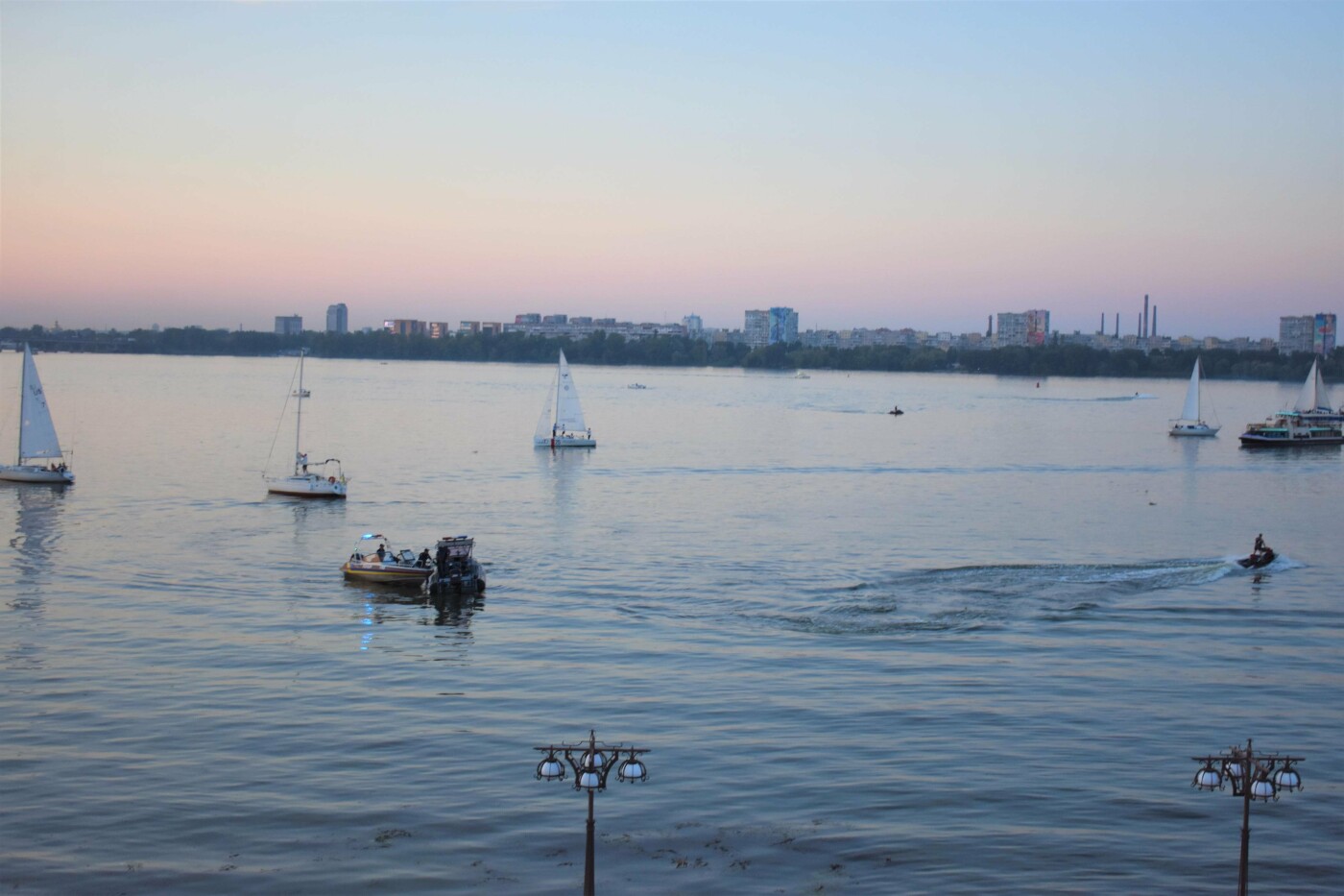 На День Днепра люди волной накрыли самую длинную набережную в Европе, - ФОТО, фото-13
