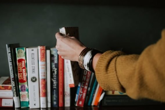 Днепрянам на заметку: 7 книг украинских писателей, которые "перевор... Днепрянам на заметку: 7 книг украинских писателей, которые "переворачивают мир с ног на голову" , Дарья Таран