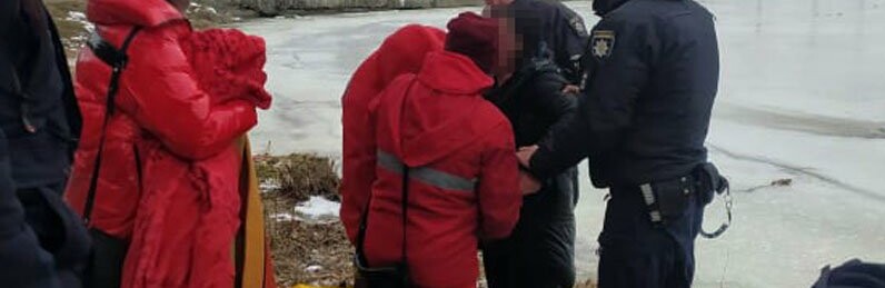 В Днепре возле Фестивального причала женщина ушла под лед: подробности