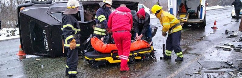 На трассе в Днепропетровской области произошло жесткое ДТП: людей вырезали спасатели