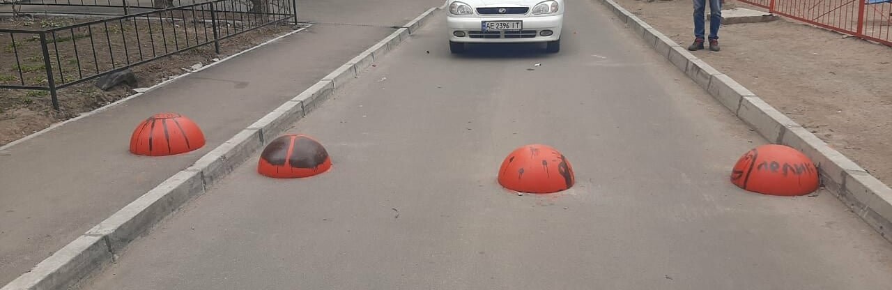 В Днепре жители дома развязали настоящую войну с водителями: подробности