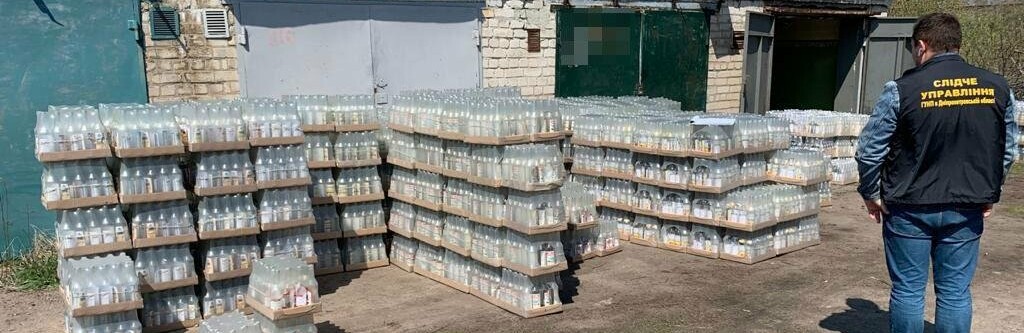 Под Днепром полицейские накрыли подпольную фирму, где делали фальшивый алкоголь и сигареты