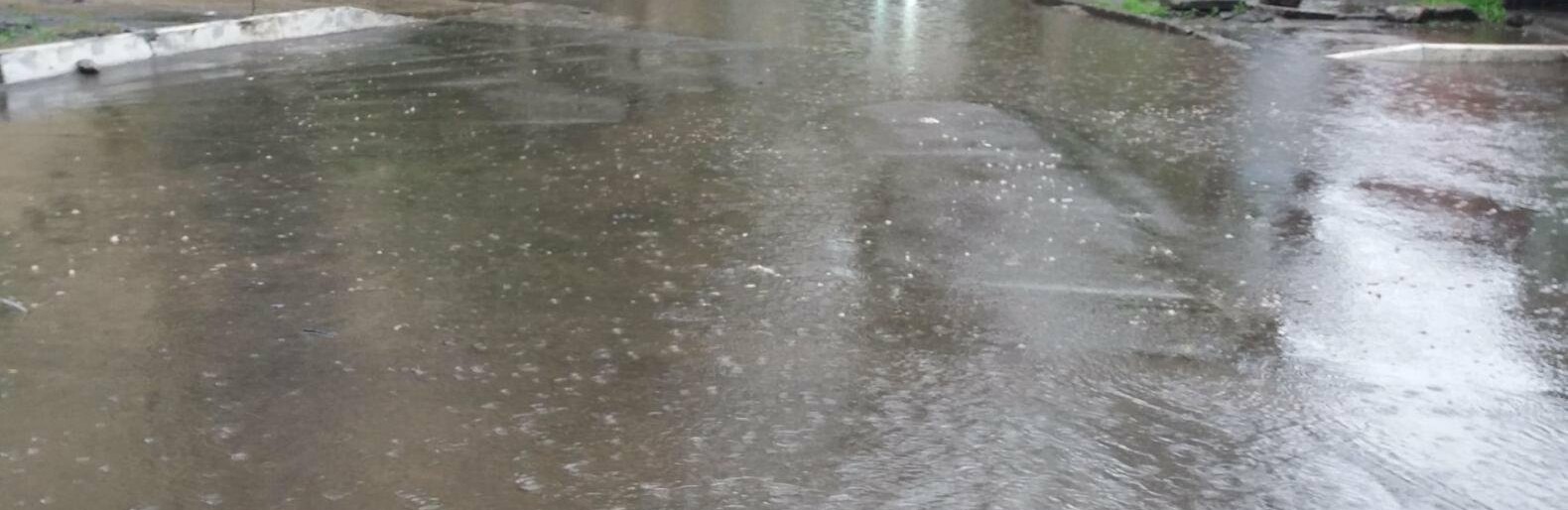 Нарушив правила благоустройства города днепряне спасли свой двор от подтопления, - ФОТО, ВИДЕО
