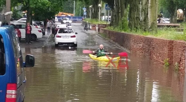 По затопленной дороге Днепра начали кататься на байдарках: город плывет, - ФОТО, ВИДЕО