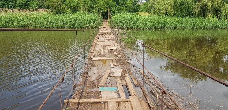 На Днепропетровщине пешеходный мост отправился на каникулы