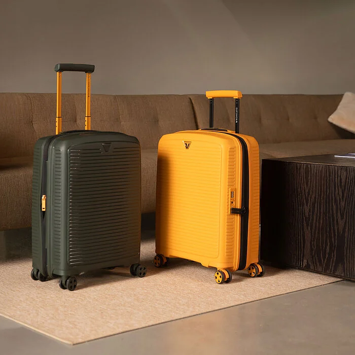 Дорожный чемодан на колесах