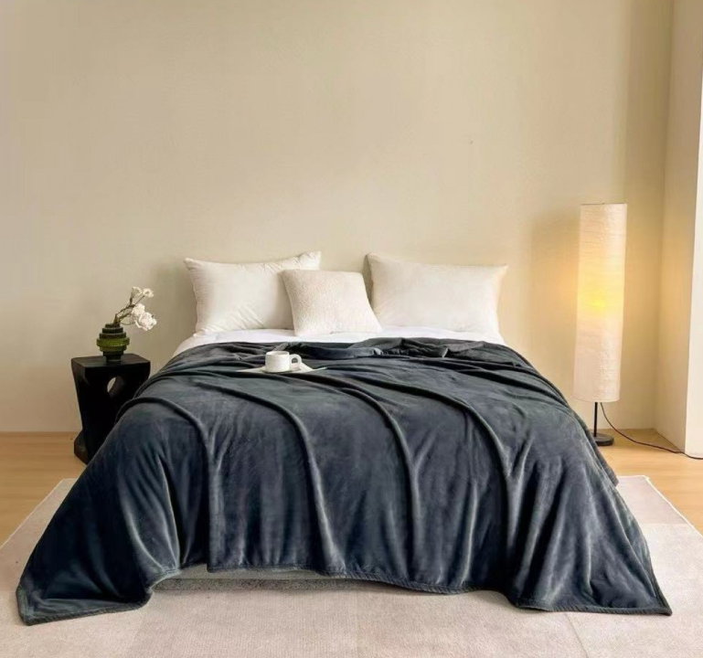 Велюровый плед: практичное и стильное решение для современной гостиной