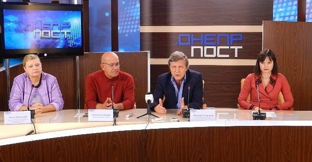1348756368_razom