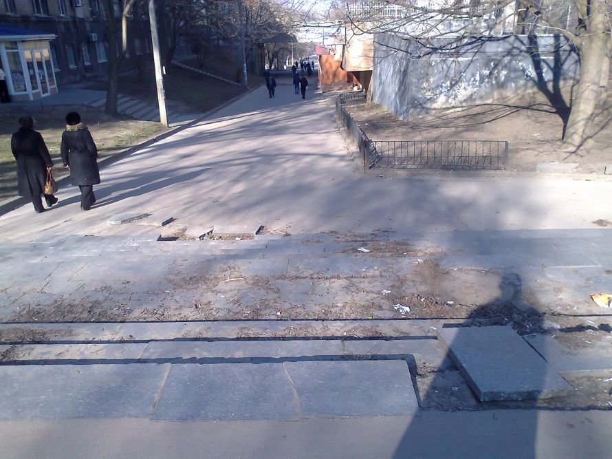 вход в парк слева библиотека