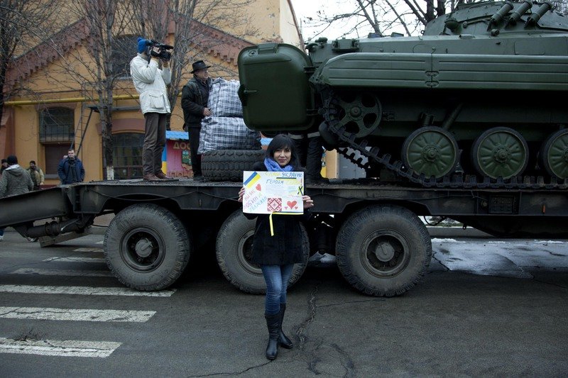 На Днепропетровщине отремонтировали танк и БМП и вместе с теплыми вещами отправят в зону АТО (фото) - фото 1