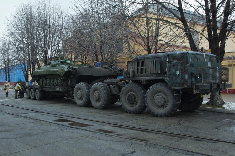 На Днепропетровщине отремонтировали танк и БМП и вместе с теплыми вещами отправят в зону АТО (фото) - фото 1