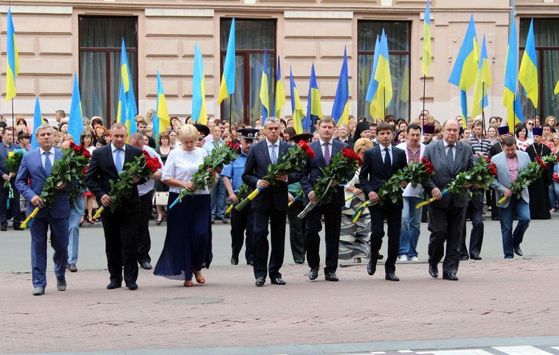 В Днепропетровске празднуют 19-ую годовщину Конституции (ФОТО) (фото) - фото 1