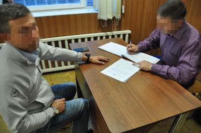 Руководитель Петриковского района будет носить специальный браслет, пребывая под домашним арестом (фото) - фото 1