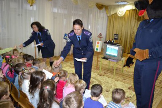 Полицейские Днепропетровска рассказали малышам о том, как и где нужно переходить дорогу  (ФОТО) (фото) - фото 1