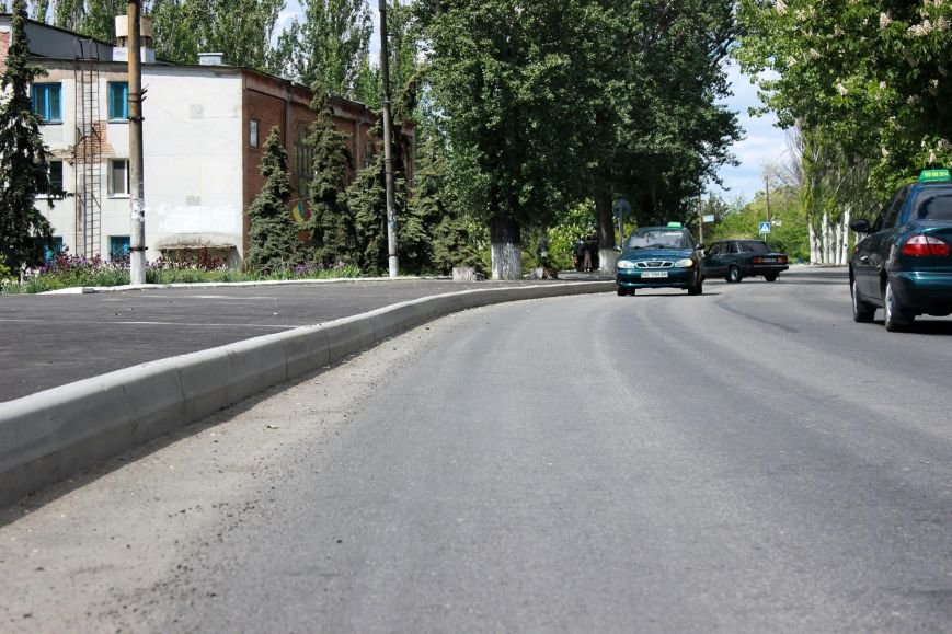 2 Проїжджу частину заасфальтували.
